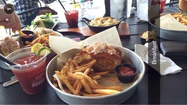 Such a relaxing and great place to hang out and eat when you near the pier! The lobster roll was incredibleAlso great mac&cheese