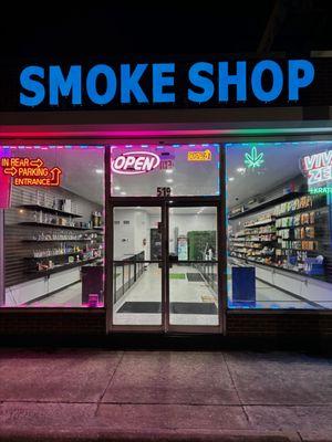 Benny's Smoke Shop Daytona Beach: GEEKBAR SKYVIEW, PULSE X, Raz MEGA TN9000, and LOST MARY MT1500. Best smoke and vape products around!