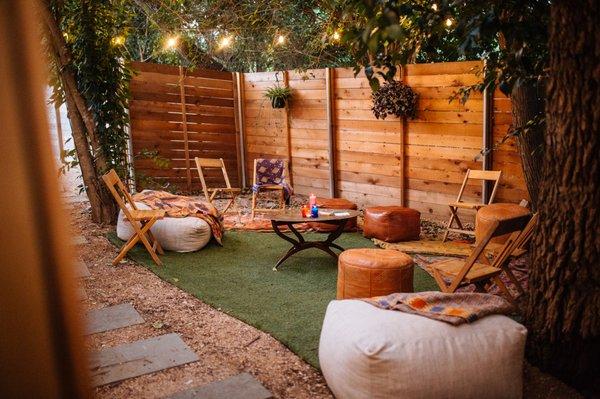 An intimate outdoor set-up, shot by Chelsea Francis Photography.