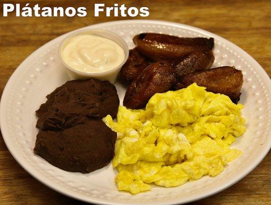 Plátanos fritos, con frijol, crema y un pan frances