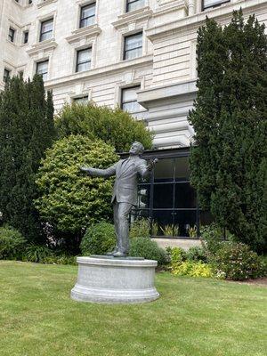 Tony Bennett statue at the fairmont