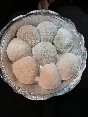 Mochi balls coconut and green tea/red bean