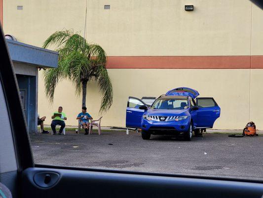 Employees on the phone and talking while cars are waiting to be washed. A maximum wait time if 2 hours has turned to 4hrs and 15 minutes.