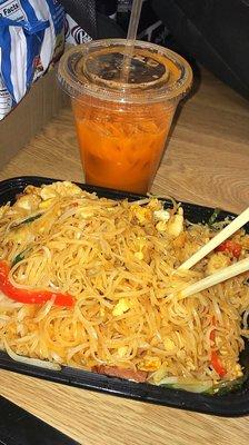 Pad Thai with chicken & Thai iced tea