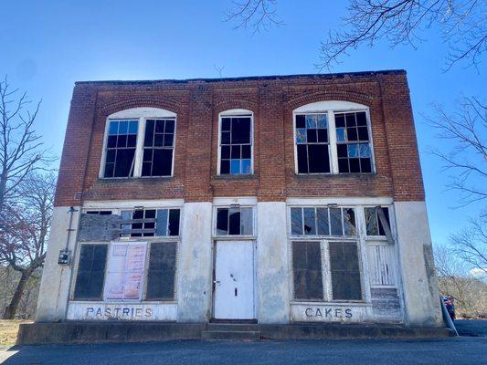 The original general store of the village, used as Peeta's bakery in the filming of the Hunger Games