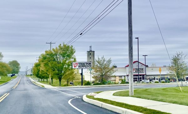 Tractor Supply, New Holland -- storefront