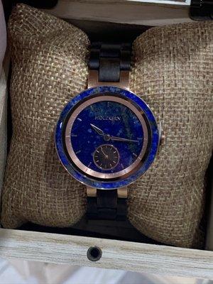 Wood and lapis watch. -Holzkern