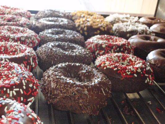 KIDS LUV THESR DEVIL FOOD DONUTS FOR A B_DAY PARTY.