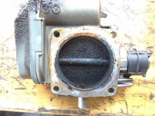 Mercedes throttle valve before cleaning