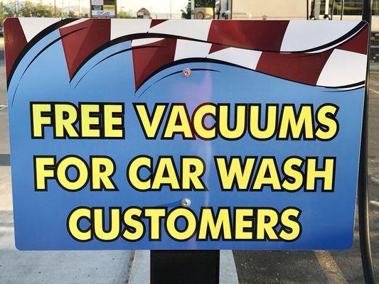 Plenty of free vacuum stalls equipped with compress air hoses to blow out that last little bit of water in your mirrors.