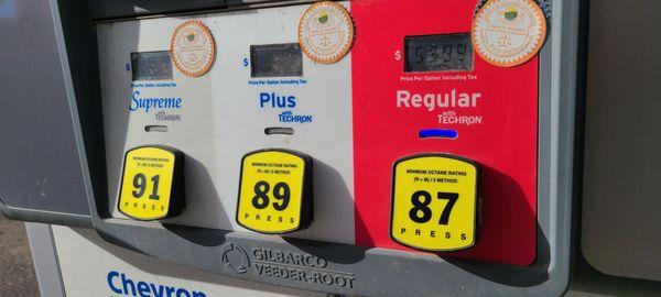 LIKELY THE MOS5 EXPENSIVE CHEVRON GAS IN CALIFORNIA!!!  5.99/GAL of Super 5.69/GAL of Regular   Drive a few miles north for cheaper fuel.