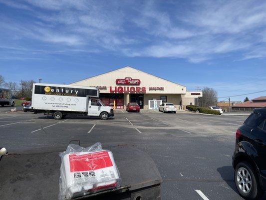 Mobile BBQ Food truck out side Cox's Smoke shop in Jeffersontown Ky 40299