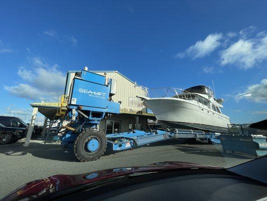 Travel lift moving a yacht