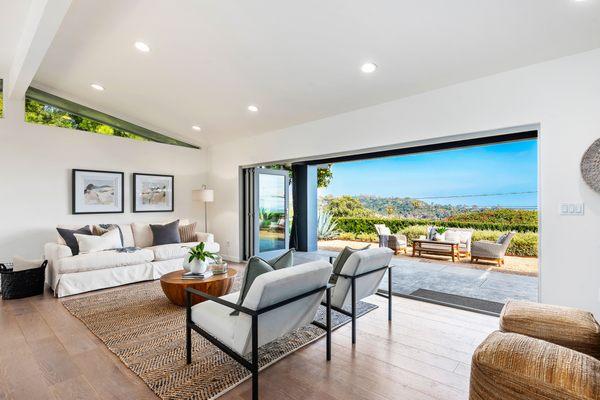 Sleek Santa Barbara House. Check out the grapefruit tree!