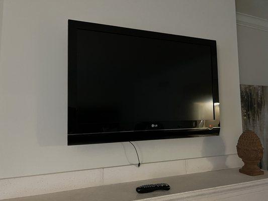 Tilted tv w cable