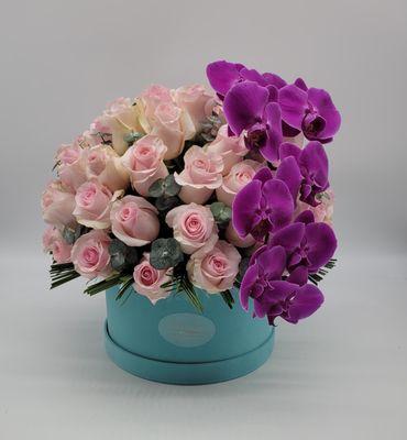 Tiffany Box 
This flowers will be a perfect gift to show your love, very elegant and exquisite flowers for romantic people