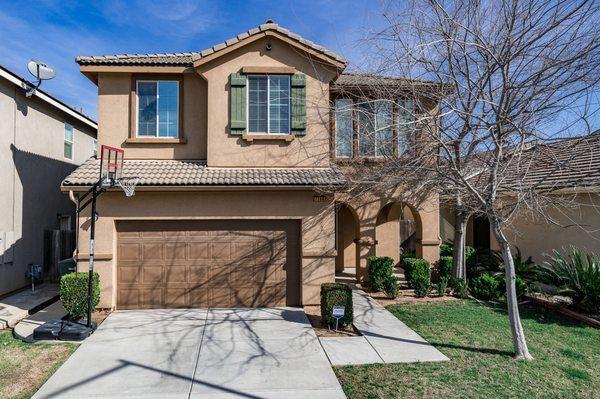 Beautiful 4/2.5 listing in Clovis Unified School District.