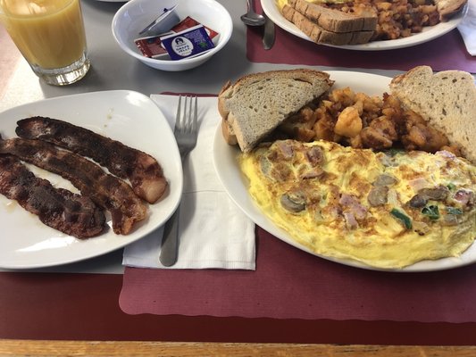 Western Omelette, home fries, rye, side of bacon