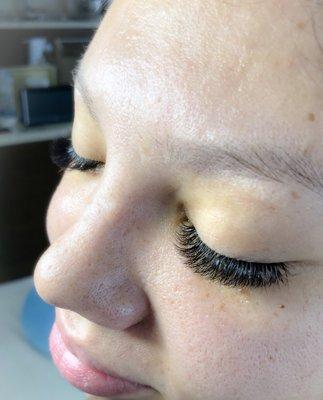 Beautiful full set of volume lashes.