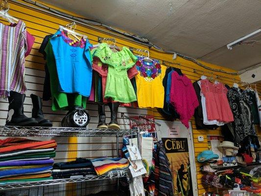 Blusas y zarapes mexicanos.