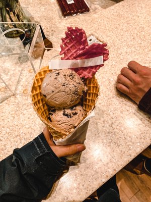 Small waffle cone cookies'n cream