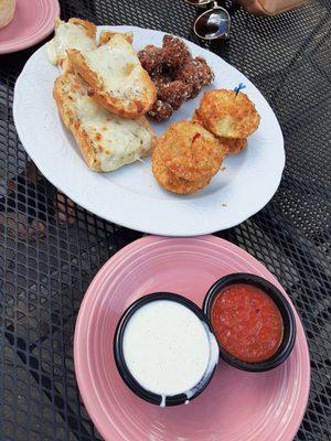 The appetizer sampler $15 tradional toasted Ravioli, they were the best, jalapeño popper Rav at the back and cheesy toast.