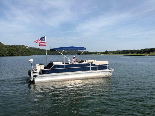 23 foot pontoon seats 13 people