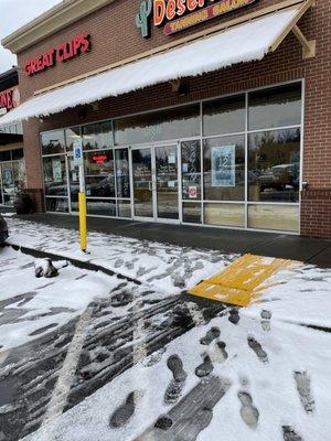 Snow on the ground.  Yep.  Taken at 2:40 on a sunny day.  The ONLY business in the complex closed.  Note the absence of signs.  Boo!