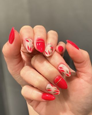 Red nails with a delicate leaf design