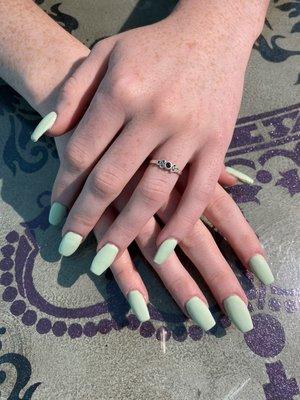 Acrylic coffin nails with matte mint color