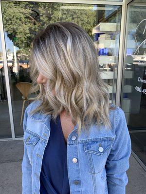 Rooted blonde look by Veronica.