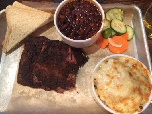 Ribs with baked beans and mac 'n cheese