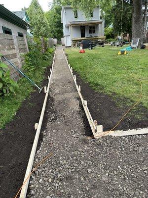 Once the team has excavated the path we install our frame. Cement can be really heavy the wrong framing and this can go really bad...