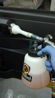 This is the Tornador. A pneumatic cleaning tool, that dispenses the perfect ratio of compressed air and cleaning solution.