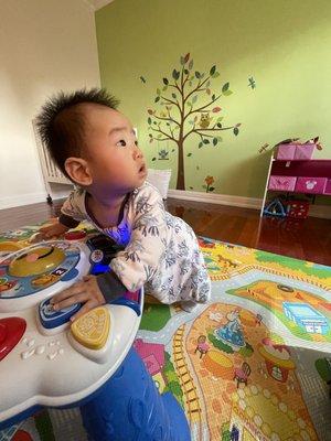 Looking out the window. Curiosity begins!

Mirar hacia afuera empezando la curiosidad!