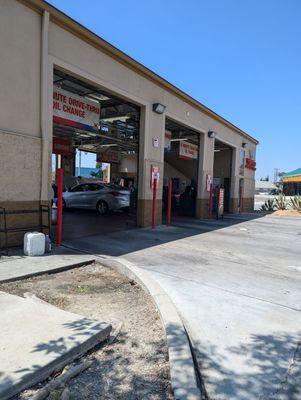 The entrance of Valvoline pretty clean while maintained