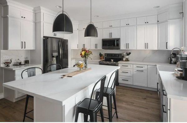 Kitchen remodeling:
Cabintes- white shaker style.
Countertop- Calacatta white.
Light fixtures.
Appliance