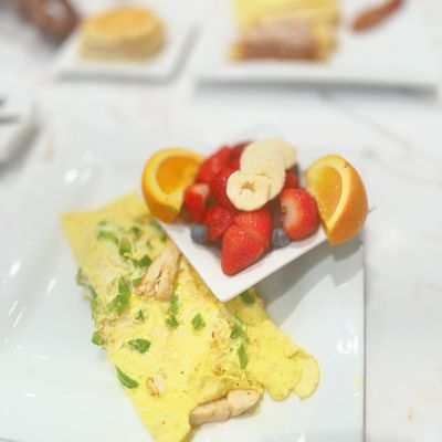 Omelette w/side of fruit... That fruit is GREAAAAT!!!!