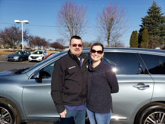 Mike and Angelique Pischl with their new 2018 Infiniti QX60.