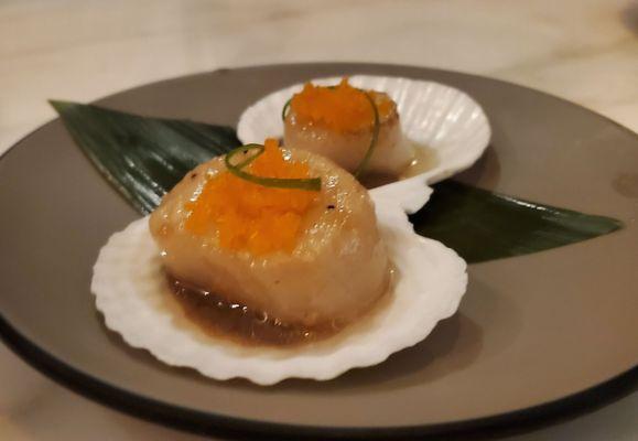 TRUFFLE SCALLOPS: raw scallops, yuzu truffle, masago ($12)