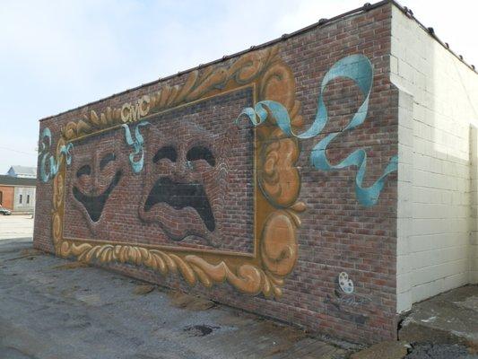 Trompe l'oeil Drama Masks mural by Troy Logest (1989) near the Civic Theater