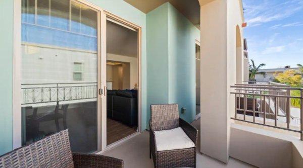 Monthly Luxurious Apartment rental in Sherman Oaks 
(Balcony)