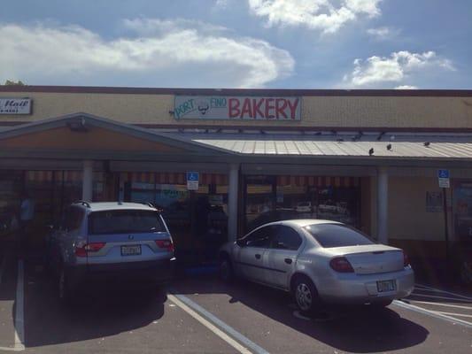 Store front of Portofino Bakery.