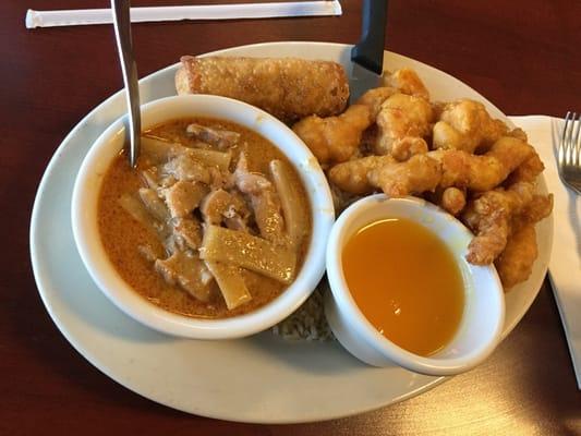 Lunch Special: Deep Fried Orange Chicken & Chicken Curry with egg roll & "fried rice" $7.25