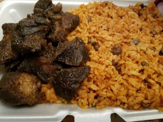 Arroz con gandules y carne frita