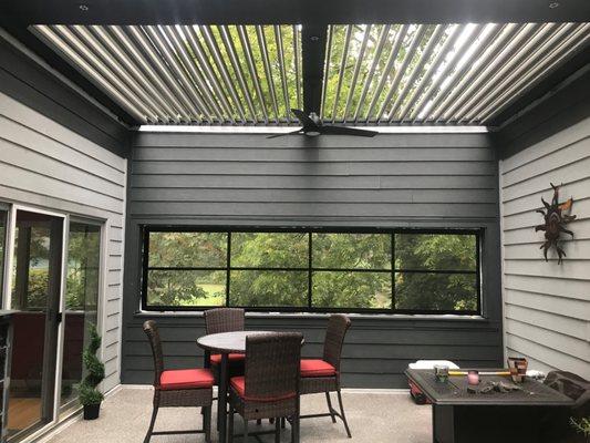 A second level enclosed courtyard was a perfect place for a StruXure Adjustable Pergola. This area was overly warm before adding the pergola