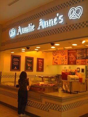 Auntie Anne's at Edison Mall