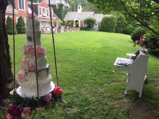 I just saw this post of a beautiful cake hanging from a tree for a recent wedding at the amazing Reading Farms Estate in Vermont.