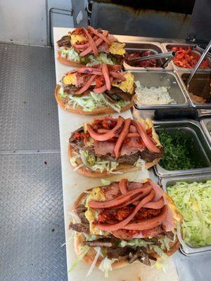 Ricas tortas cubanas acompanada de frijol,lechuga tomate,aguacate ,chile jalapeño,salchicha,chorizo,jamon,huevo ,mayonesa y milanesa de res