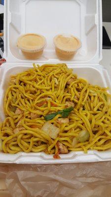 Hibachi noodles with chicken and yum yum sauce